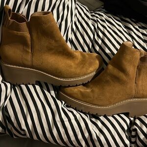 Women’s size 8 1/2 tan boots